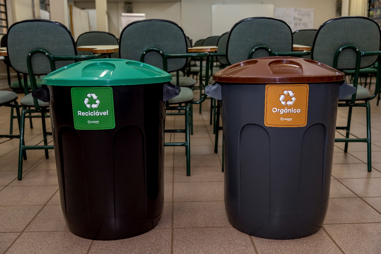 Copos plásticos distribuídos na São Silvestre são transformados em lixeiras para escolas públicas