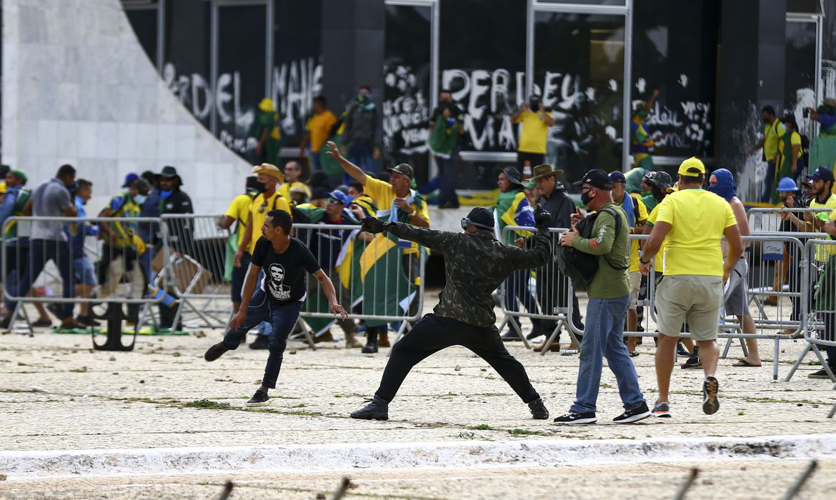 Vergonha nacional: extremistas invadem Congresso, Palácio do Planalto e STF