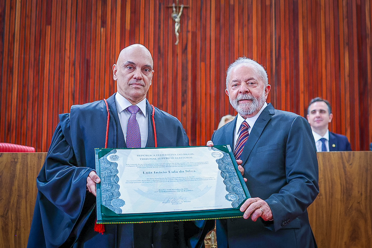 TSE entrega diplomas de presidente e vice-presidente da República a Lula e Alckmin