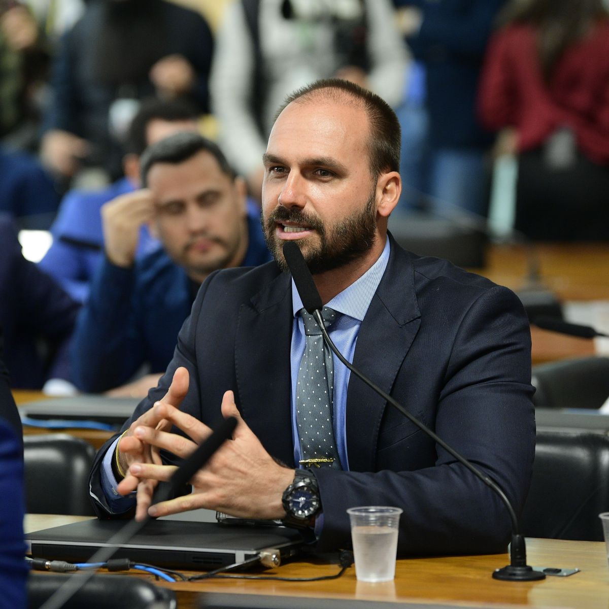 Polícia Federal exige retorno de Eduardo Bolsonaro ao cargo de escrivão