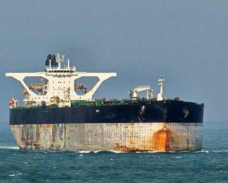 Rússia envia submarino para escoltar petroleiro alvo dos EUA